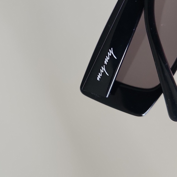 Chic Black Rectangular Sunglasses - Picture 3 of 8